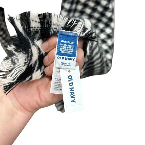 Cozy Houndstooth Plaid Wrap Poncho Old Navy Black White Fringe One Size - Picture 5 of 8